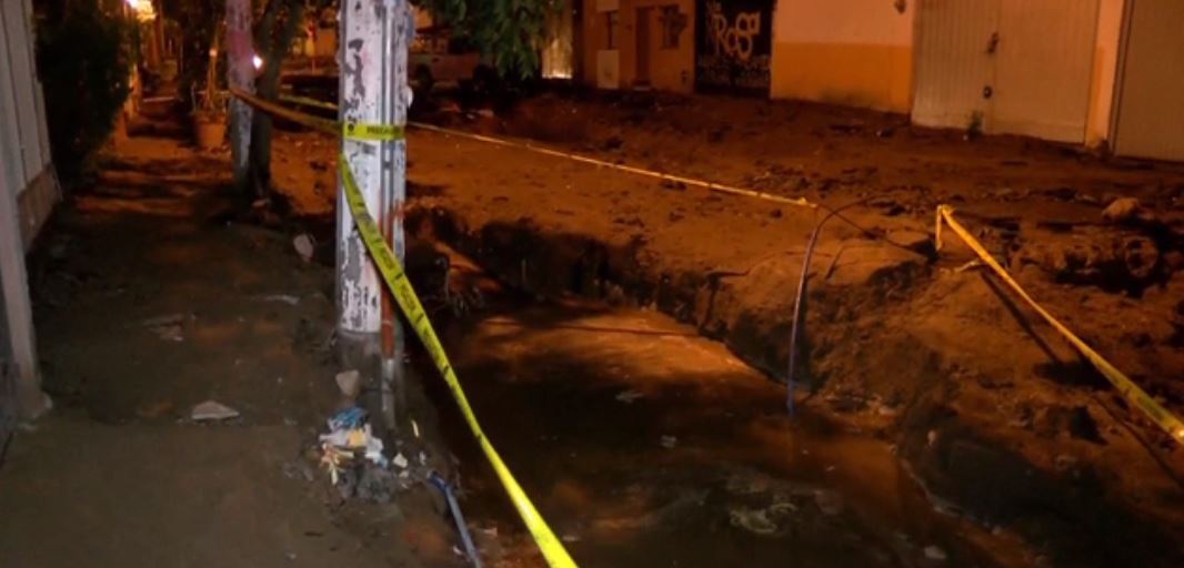Auto cae en socavón en Guadalajara 