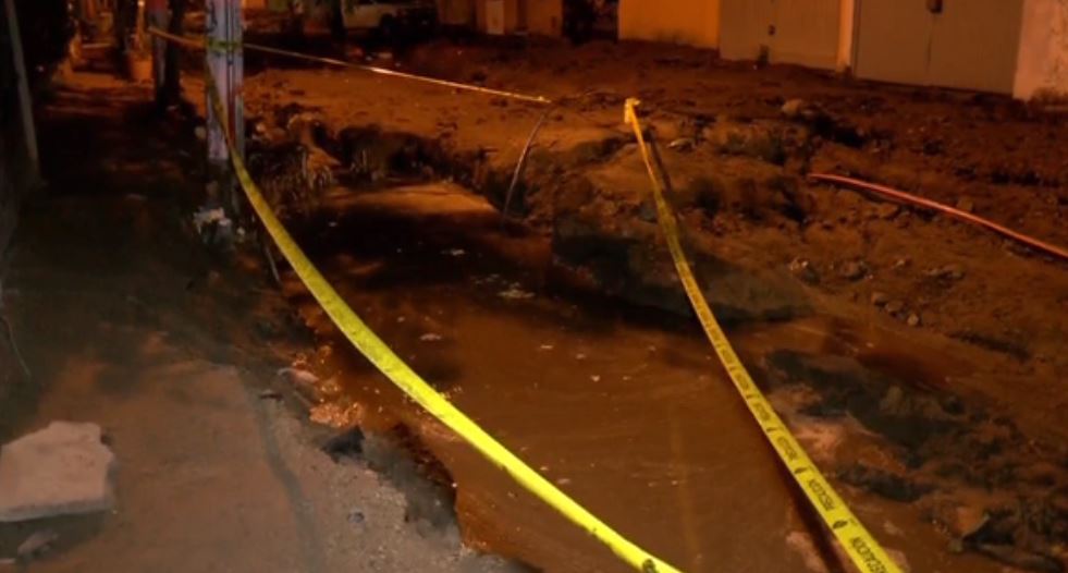 Auto cae en socavón en Guadalajara