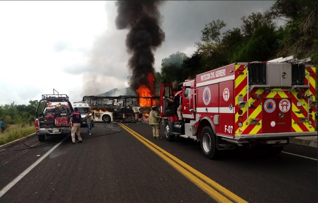 Hombres armados incendian autobús en Chilpancingo, Guerrero