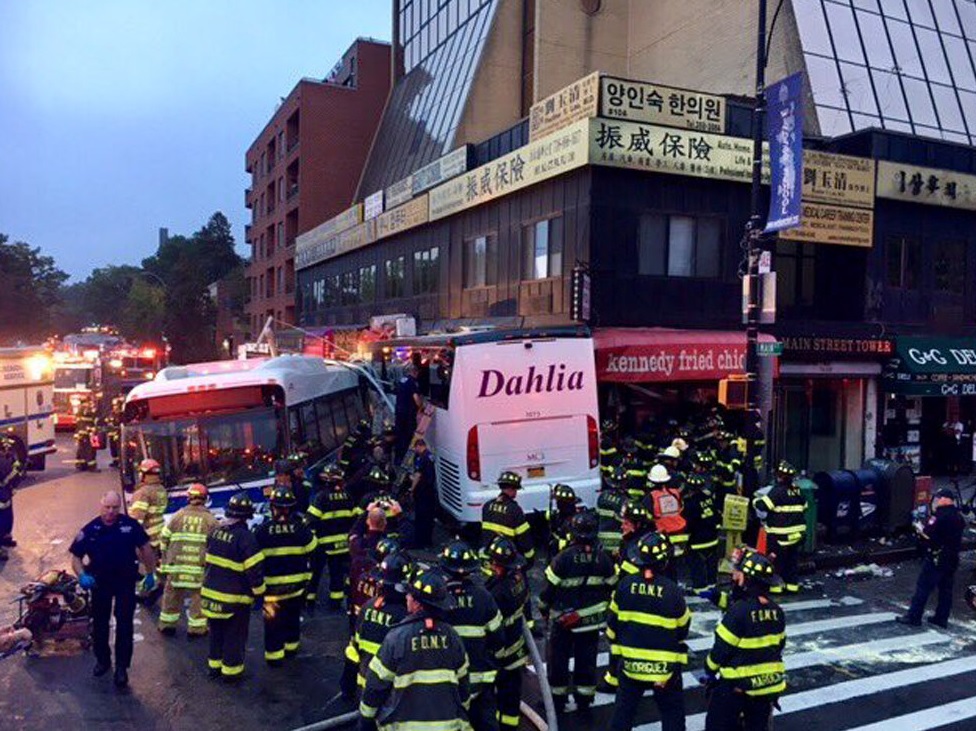 Choque de dos autobuses deja tres muertos y siete heridos en NY