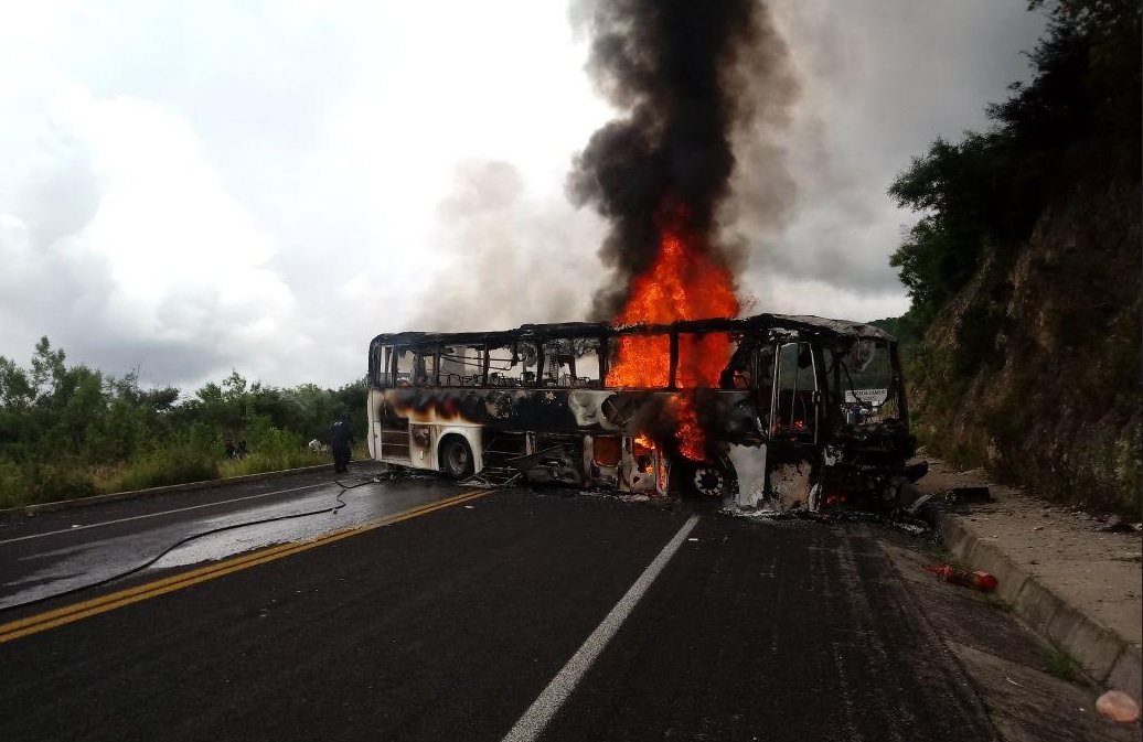 Hombres armados incendian autobús en Chilpancingo, Guerrero