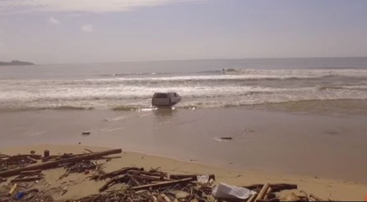 Automóvil arrastrado al mar por la tormenta Lidia en BCS