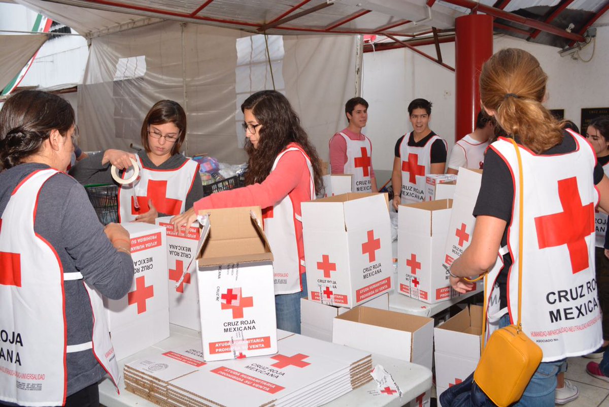 Mexicanos abarrotan ayuda humanitaria centro acopio Cruz Roja