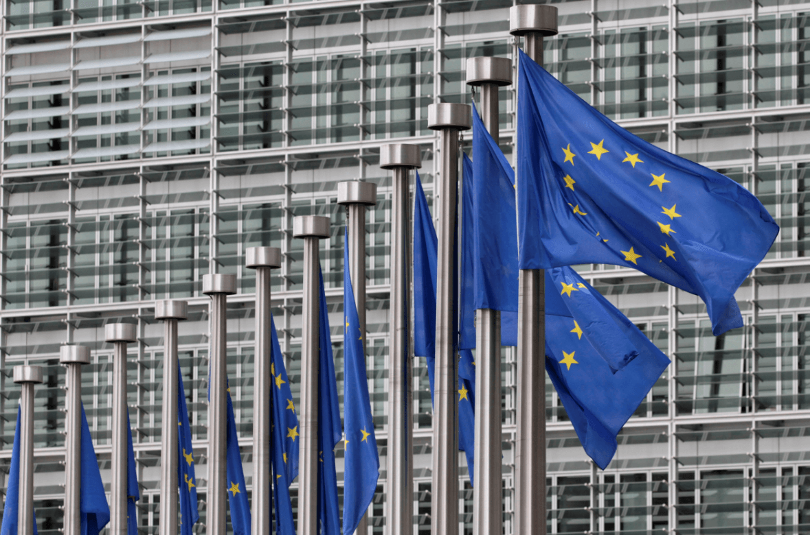 Banderas de la Unión Europea frente a la Comisión Europea