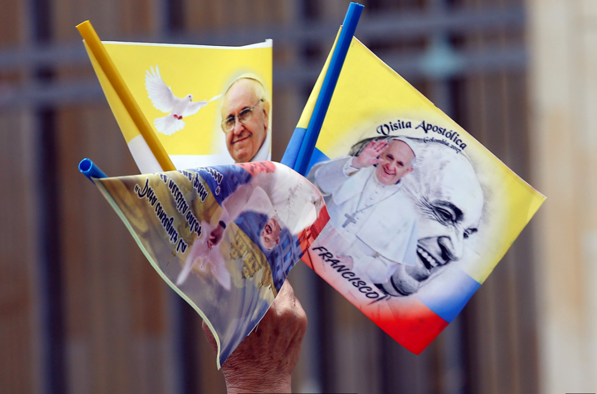 Banderitas alusivas a la visita del papa a Colombia