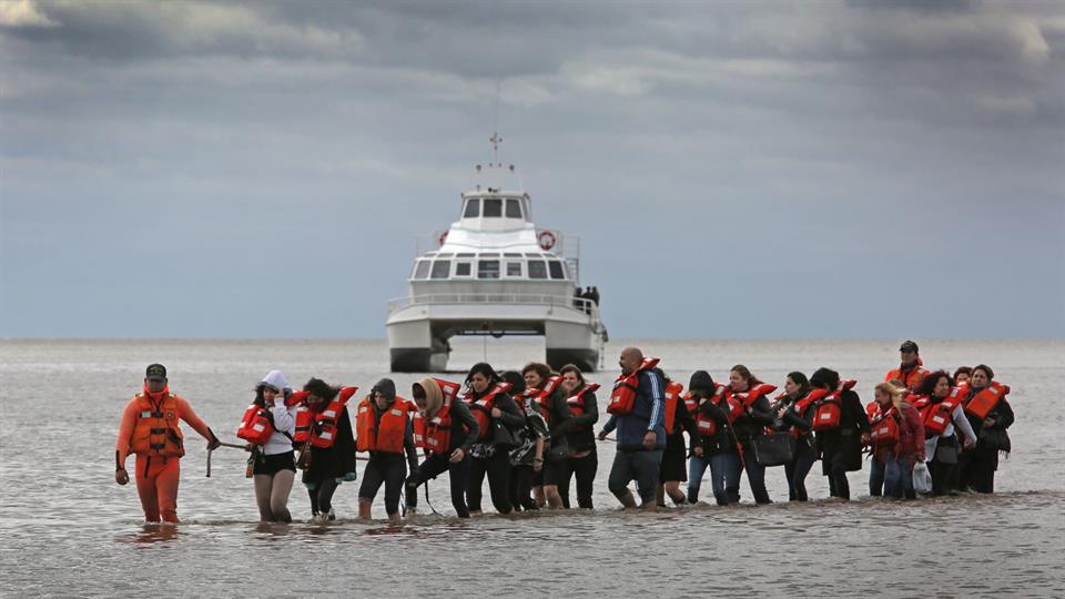 Rescatan personas barco varado Río Plata