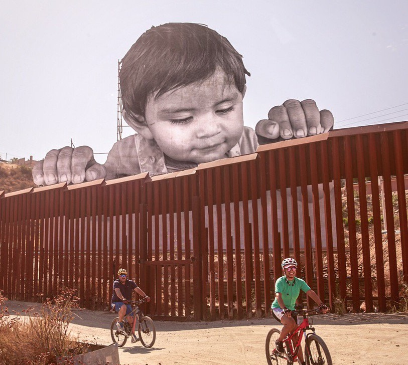 Bebe gigante aparece frontera Mexico y Estados Unidos