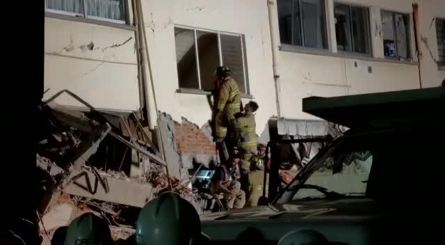 Bomberos Ingresan Edificio Colapsado Rescatar Personas
