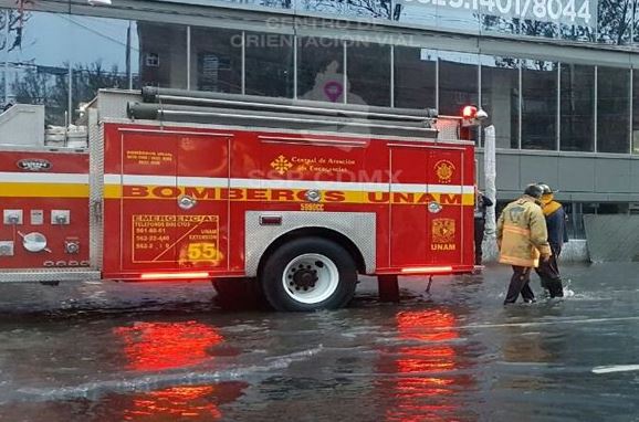 bomberos reparan fuga de agua en copilco