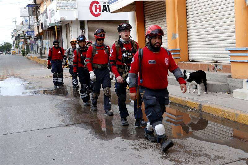 Brigadistas de Colima colaboran en Juchitán tras sismo