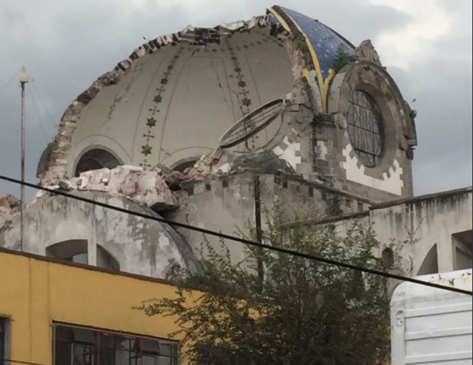 cupula de iglesia en la colonia cae despues de sismo