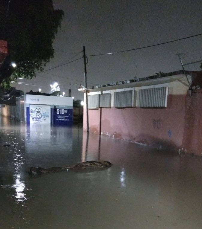 Calle inundada en Querétaro por las fuertes lluvias