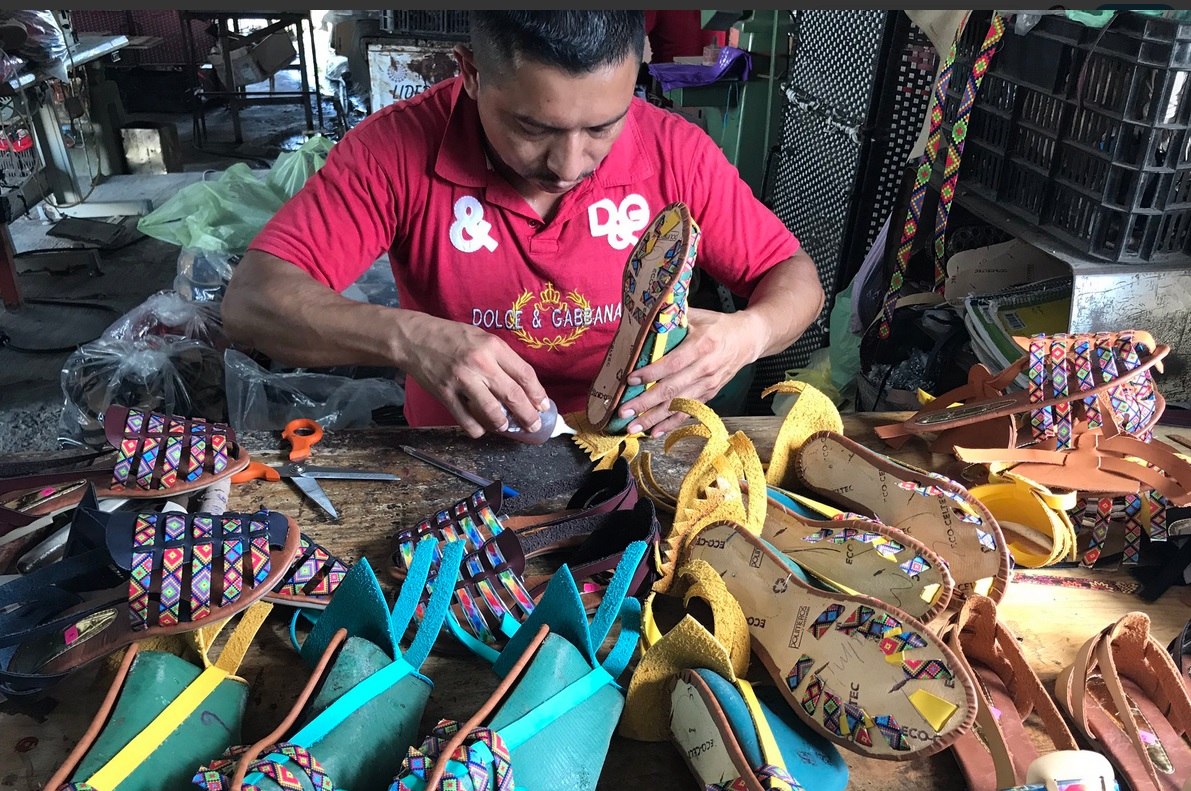 Reos de Colima fabrican zapatos para damnificados por sismo