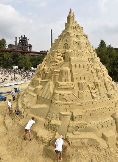 Duisburg, Alemania, construye el castillo de arena más alto del mundo