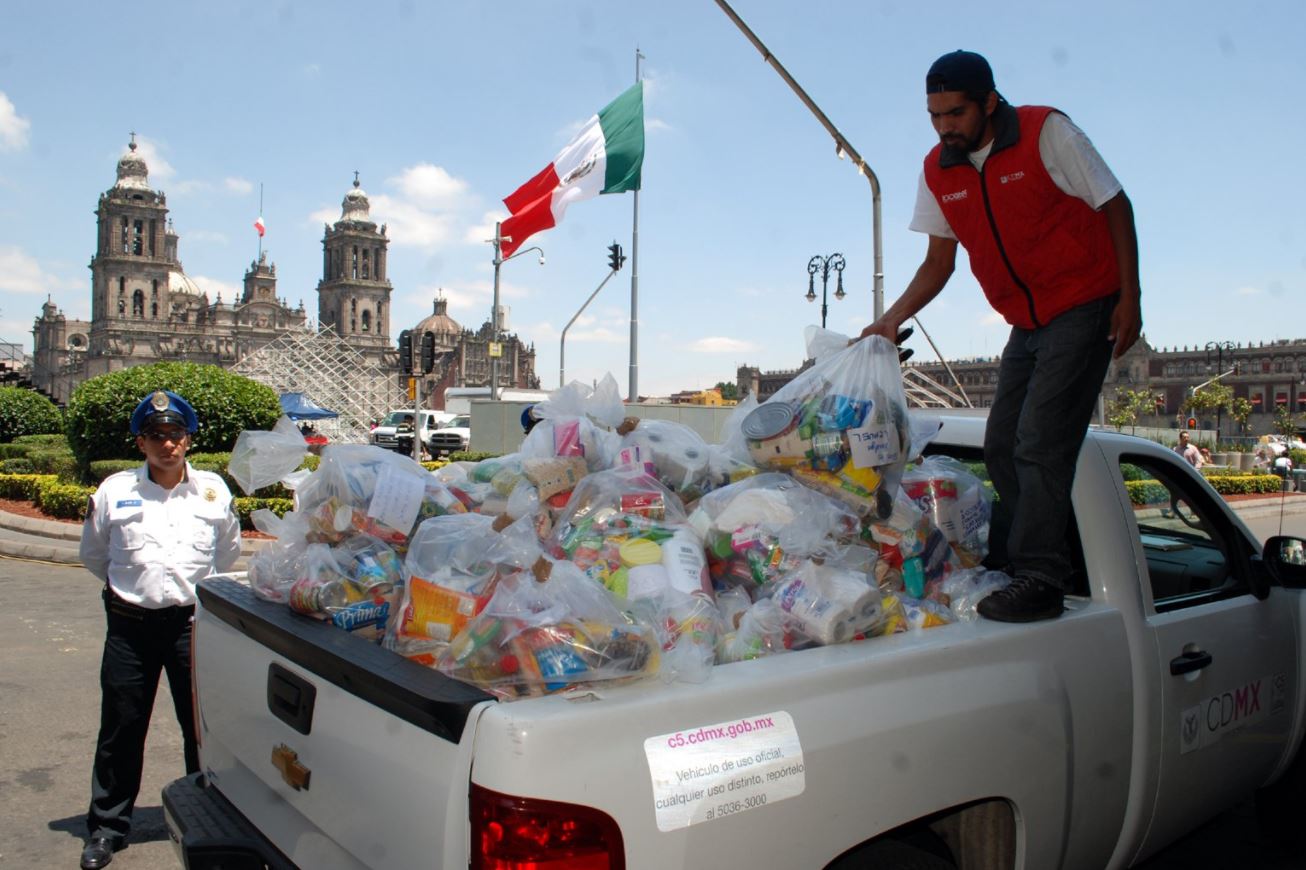 Mexicanos continúan entregando víveres para damnificados por sismo en Oaxaca y Chiapas