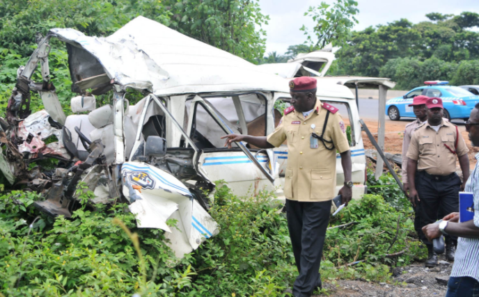 Choque de autobuses en Nigeria deja al menos 30 muertos