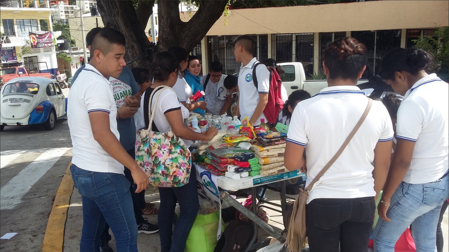 poblacion de acapulco manda ayuda para damnificados por sismo