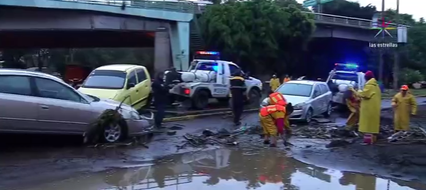 Coches afectados por inundación en Xochimilco, CDMX