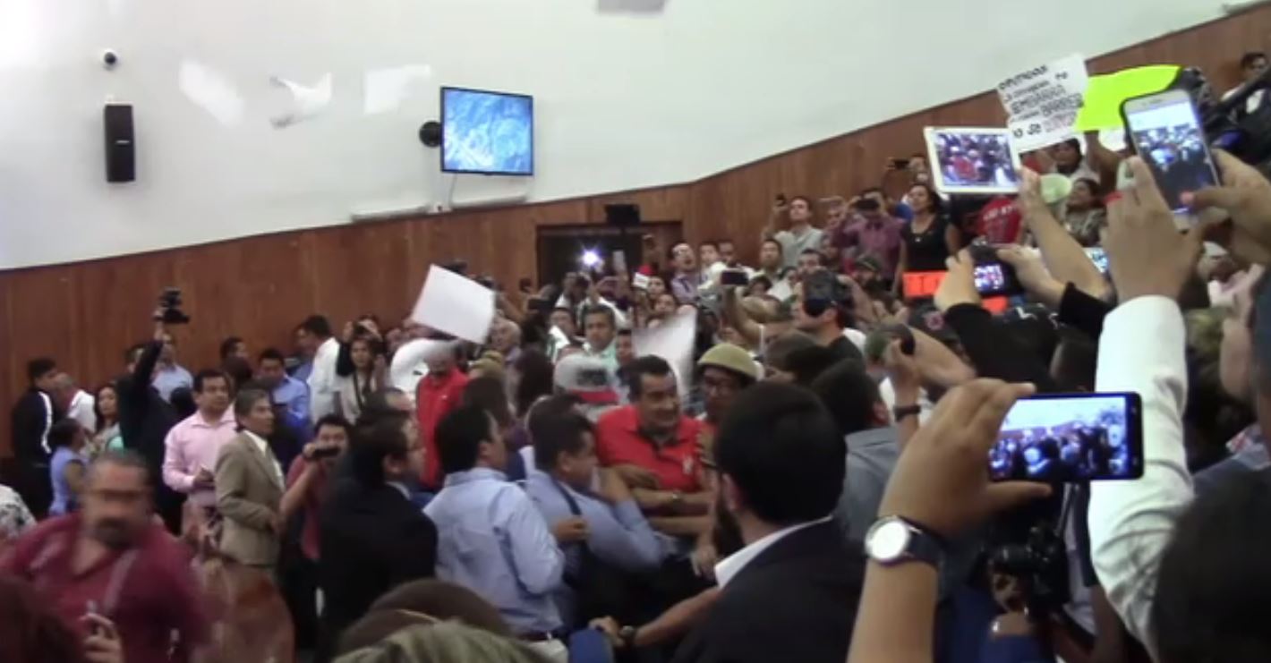 Golpes y gritos en el Congreso de San Luis Potosí