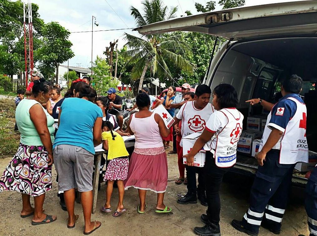 damnificados por el sismo reciben víveres de la creuz roja mexicana