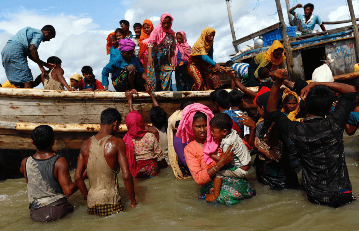 Decenas de refugiados rohinyá llegan a Bangladesh a través de la bahía de Bengala