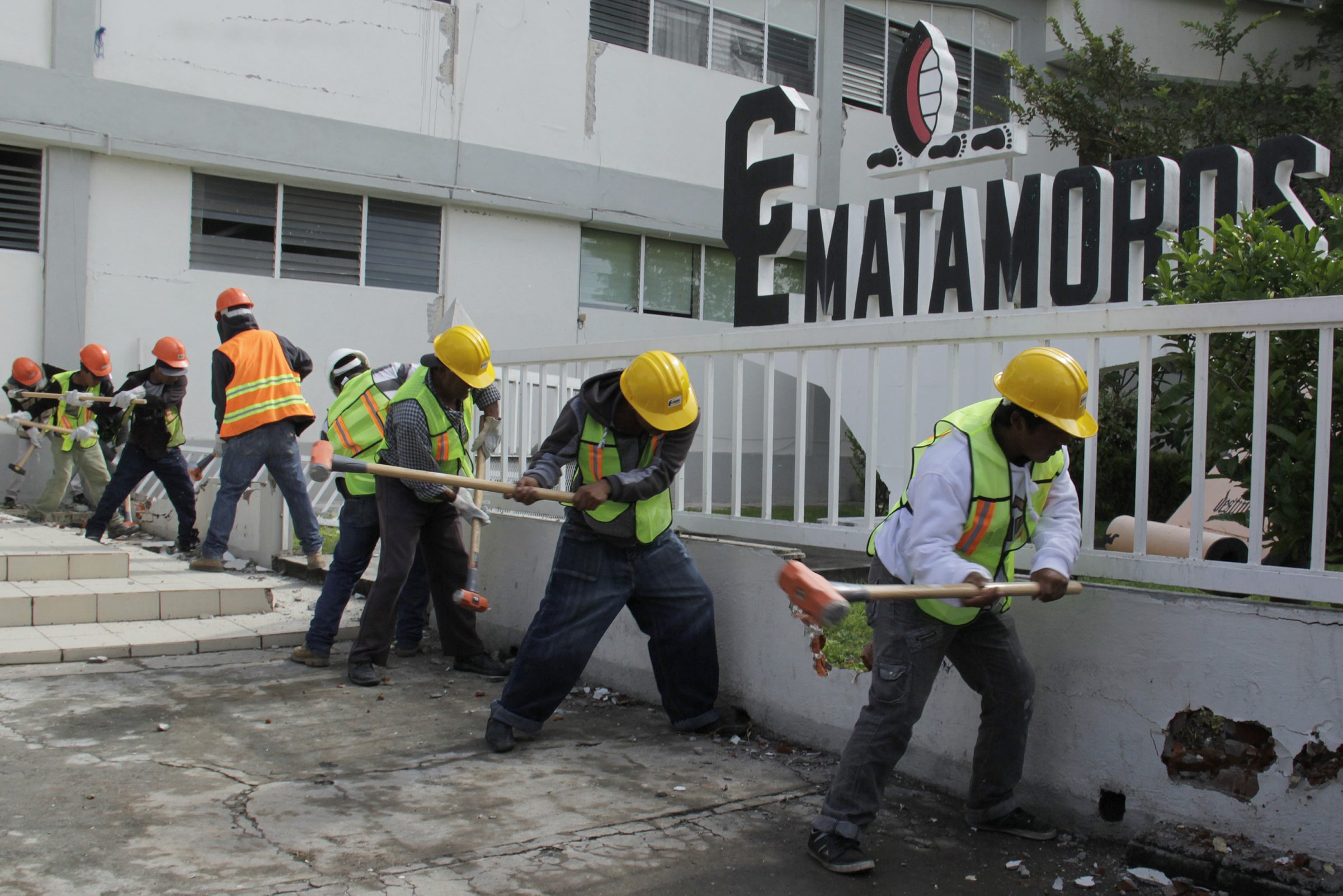 Antonio Gali encabeza reconstrucción en la Escuela Lázaro Cárdenas en Izúcar
