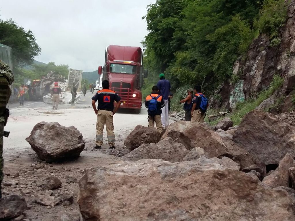 Derrumbe en la México-Acapulco provoca daños a vehículos