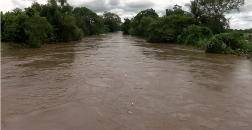 Desborda el río Blanco en Veracruz y afecta a varias comunidades