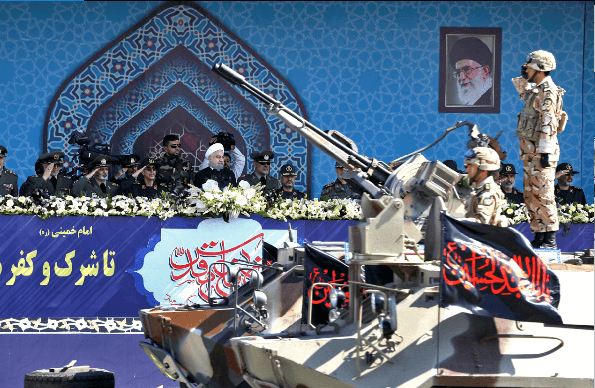 Presidente de Iran observa el desfile militar
