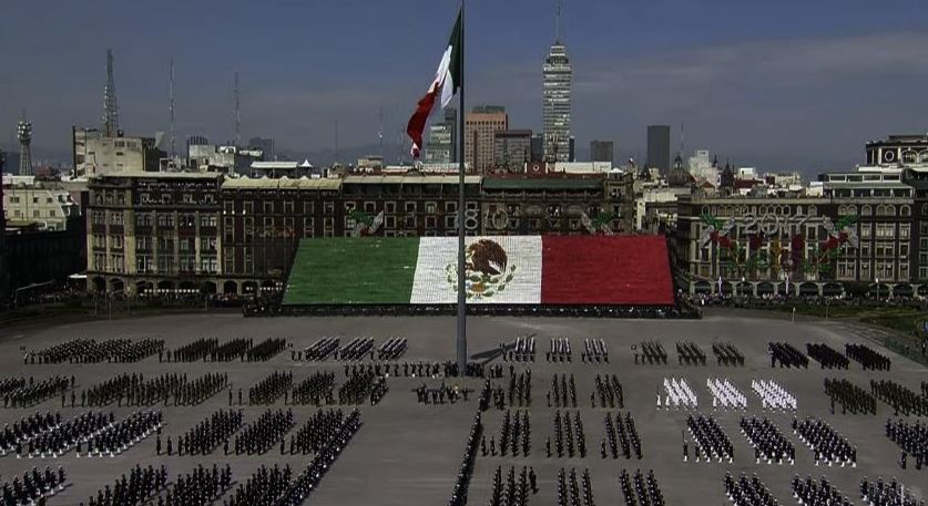 Peña Nieto encabeza Desfile Militar por 207 aniversario de Independencia