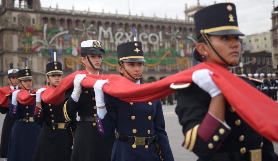 Mujeres comandan por primera vez contingentes en desfile militar