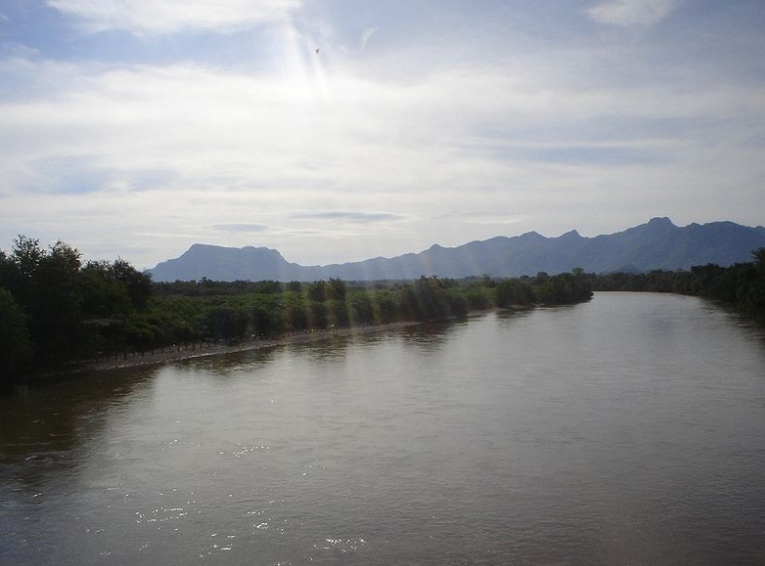 Se desborda río Balsas en Michoacán tras desfogue de presa en Guerrero