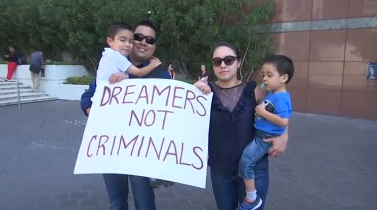 Dreamers con sus hijos en incertidumbre tras fin de DACA