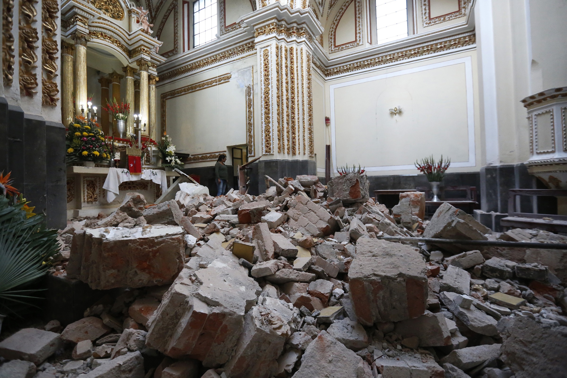 Autoridades trabajan en el retiro de escombros en Puebla