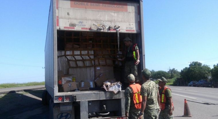Ejército decomisa 16 galones de metanfetaminas en carretera de Los Mochis, Sinaloa