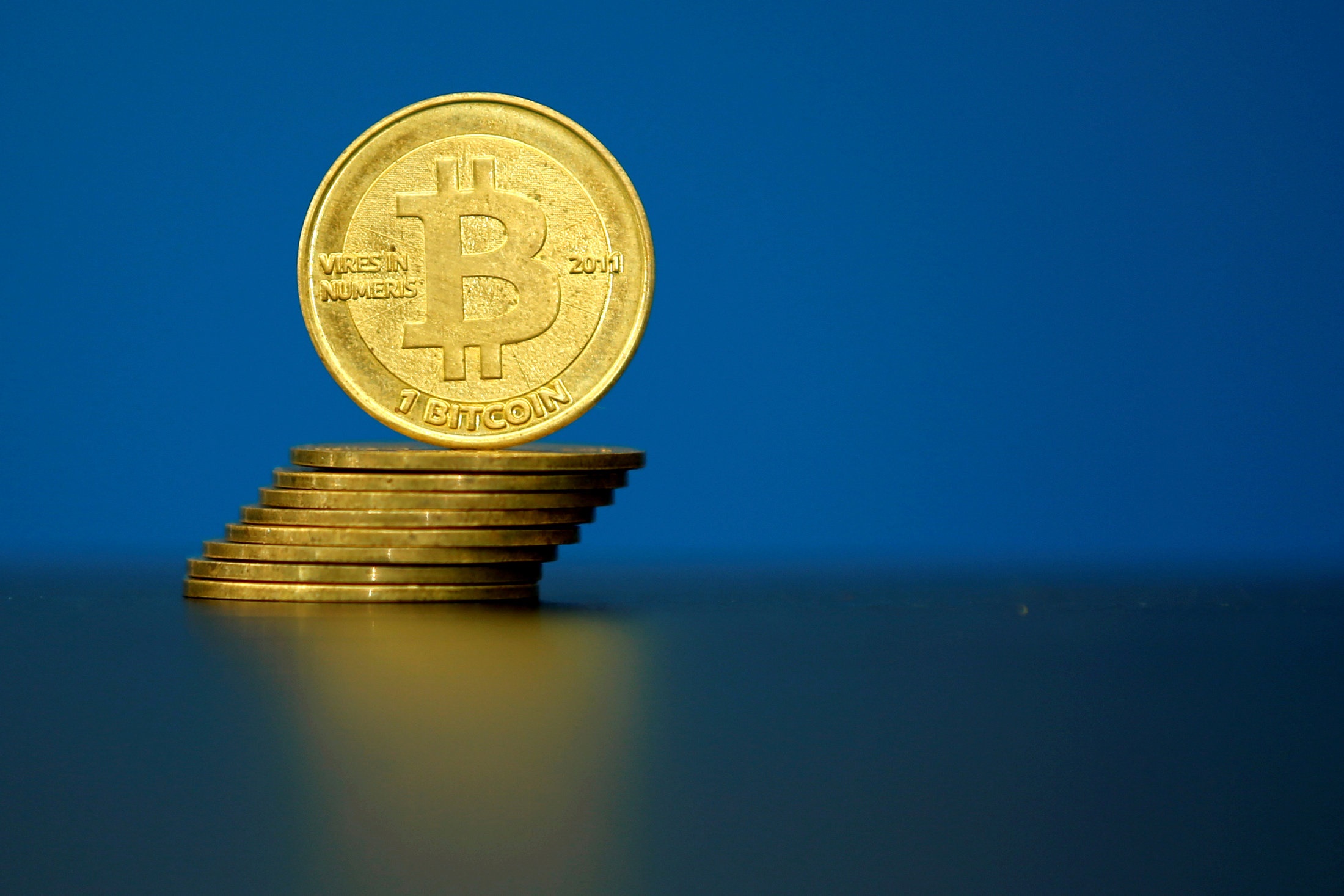 EL bitcoin se desploma; pierde 30% de su valor