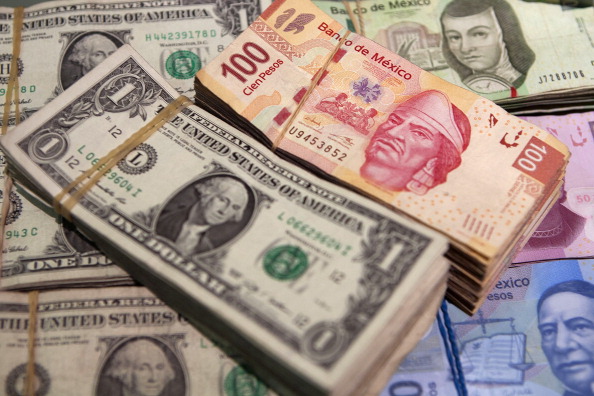 El dólar abre en 18-10 pesos a la venta