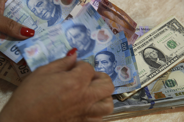 El dólar cierra en 18.13 pesos en bancos