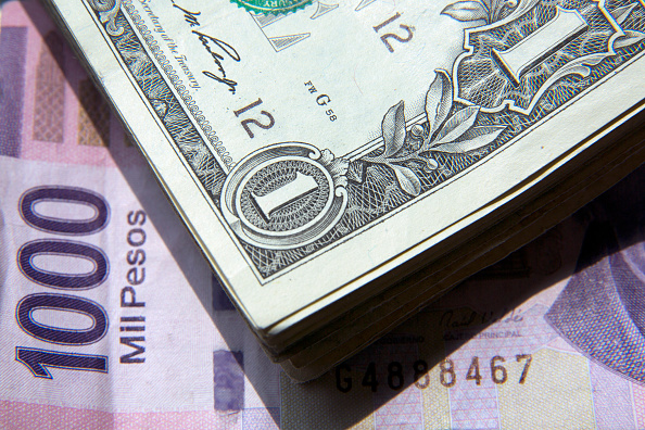 El dólar se vende en 18-14 pesos en bancos