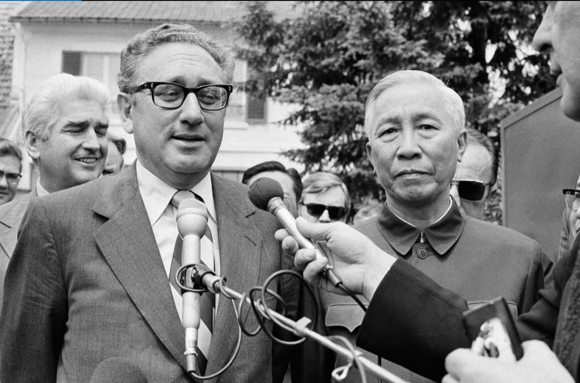 El estadounidense Henry Kissinger y el norvietnamita Le Duc Tho