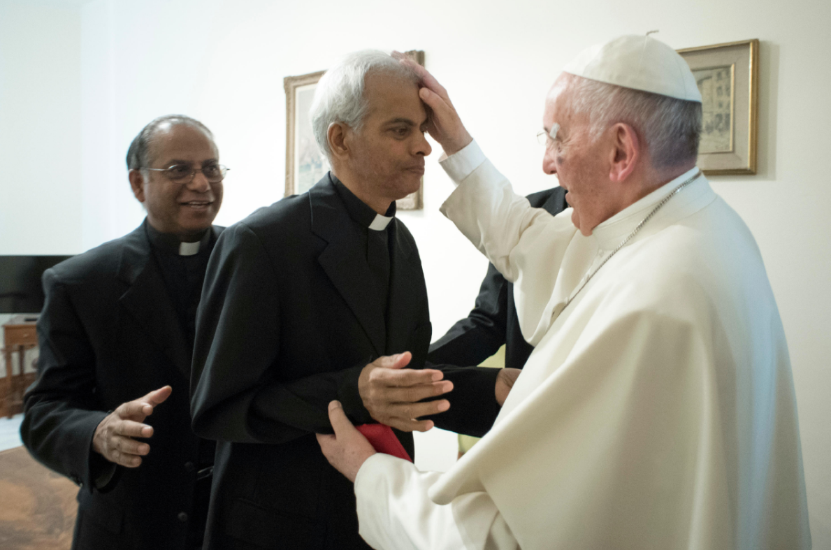 El papa Francisco bendice al sacerdote Thomas Uzhunnalil