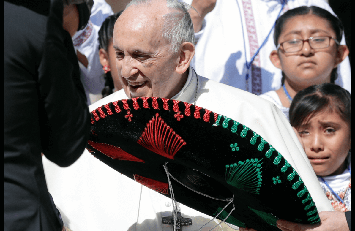El papa Francisco recibe un sombrero por parte de un grupo de mexicanos