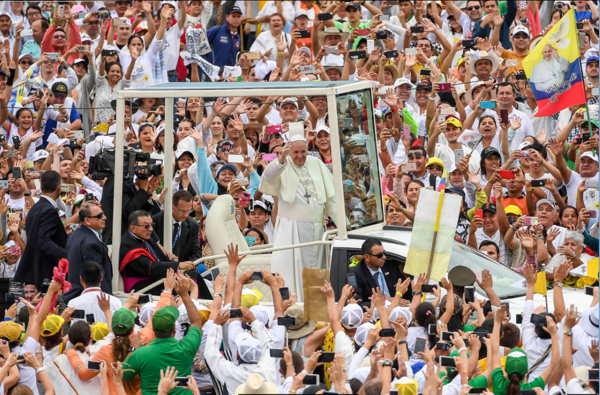 El papa Francisco saluda a fieles en Colombia