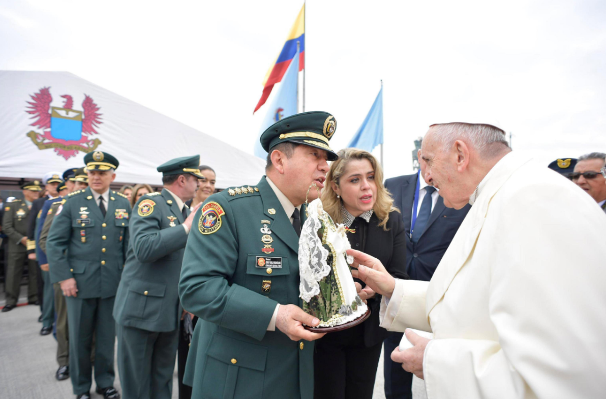 El papa con militares colombianos en Bogota