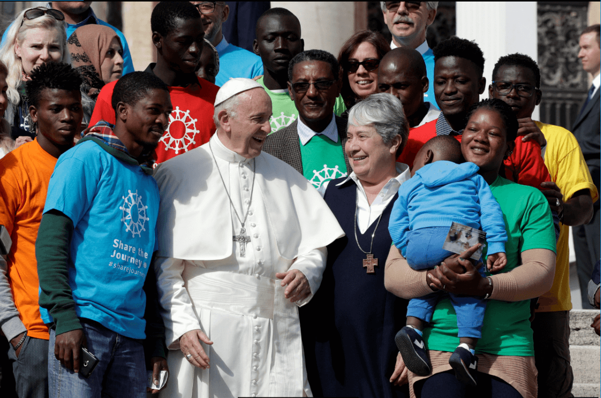 El papa saluda a un grupo de inmigrantes en la Plaza de San Pedro