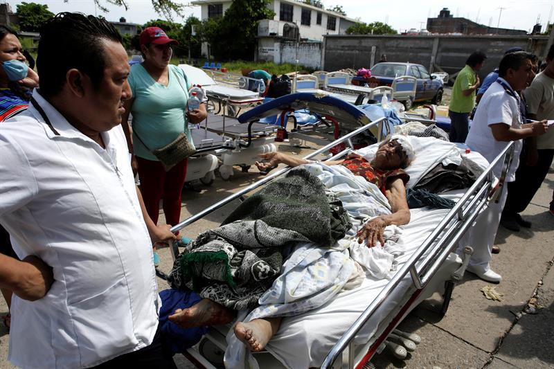 En Juchitán, Oaxaca, enfermos son atendidos afuera de un hospital