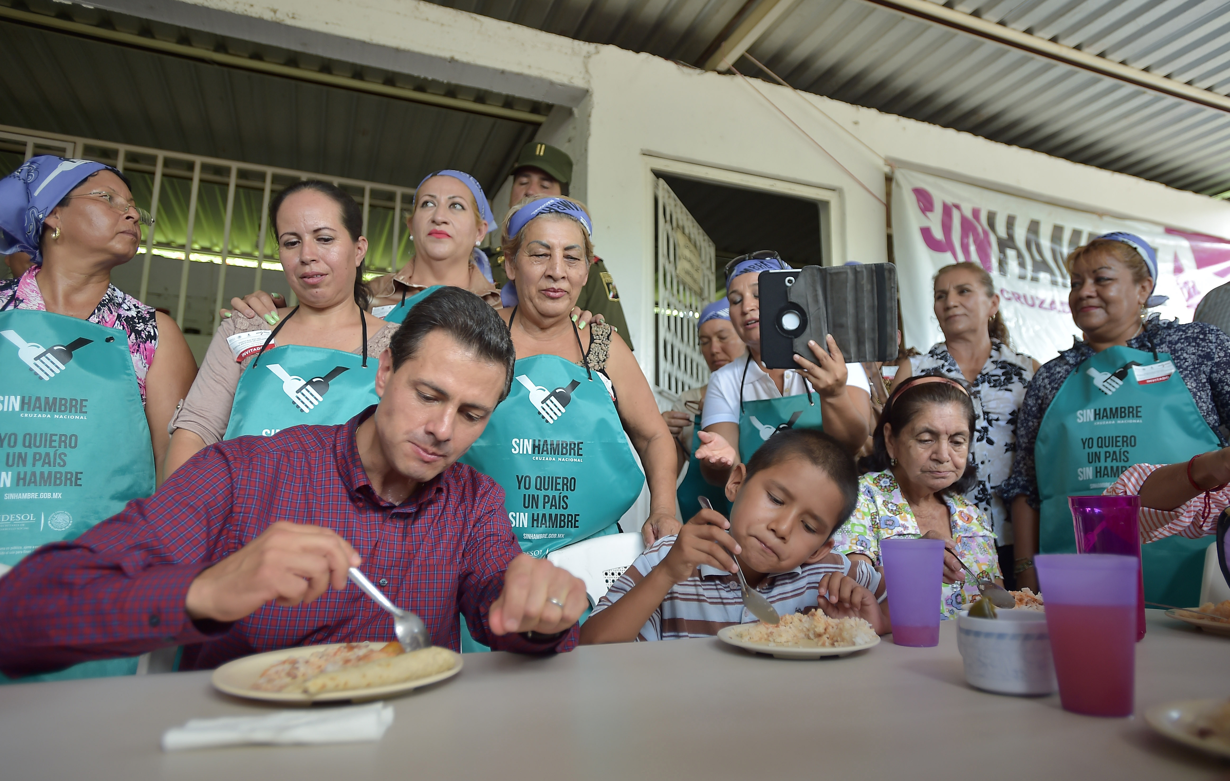 EPN visitando el comedor comunitario de Chiquihuitillo, Apatzingán