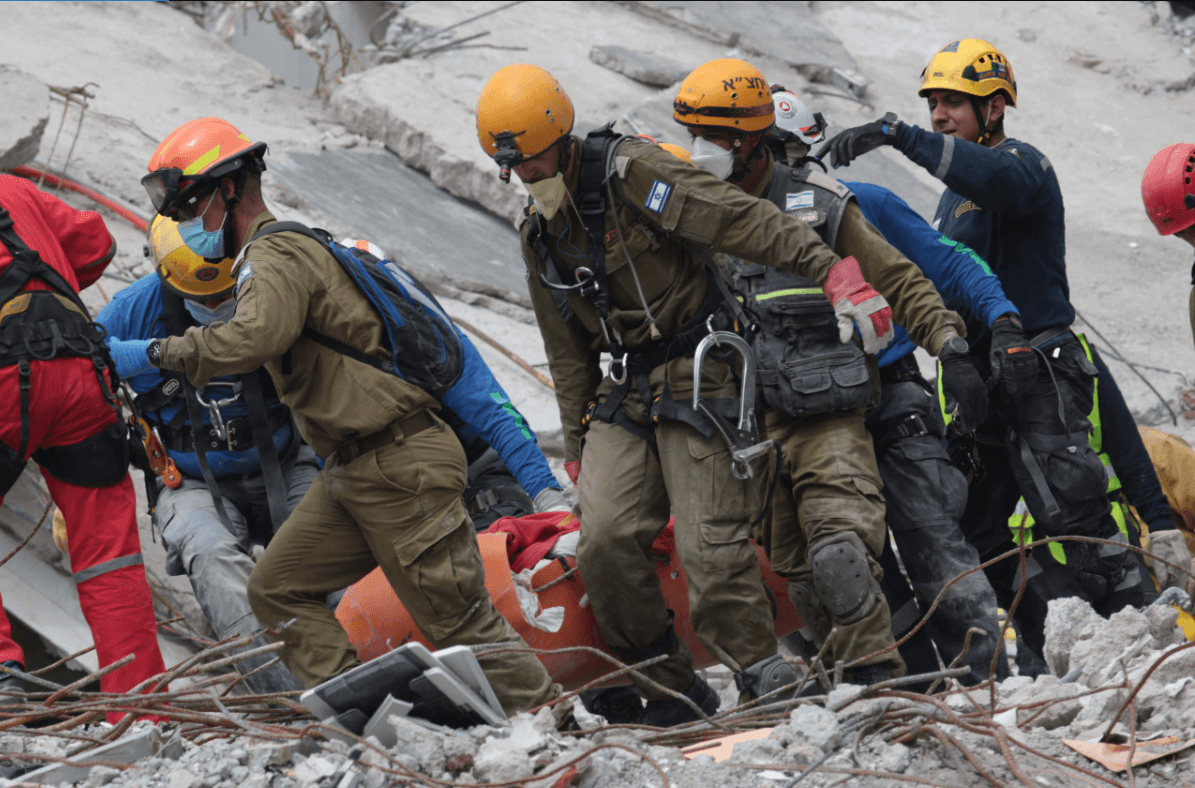 Equipo de rescate israelí saca un cuerpo de entre los escombros
