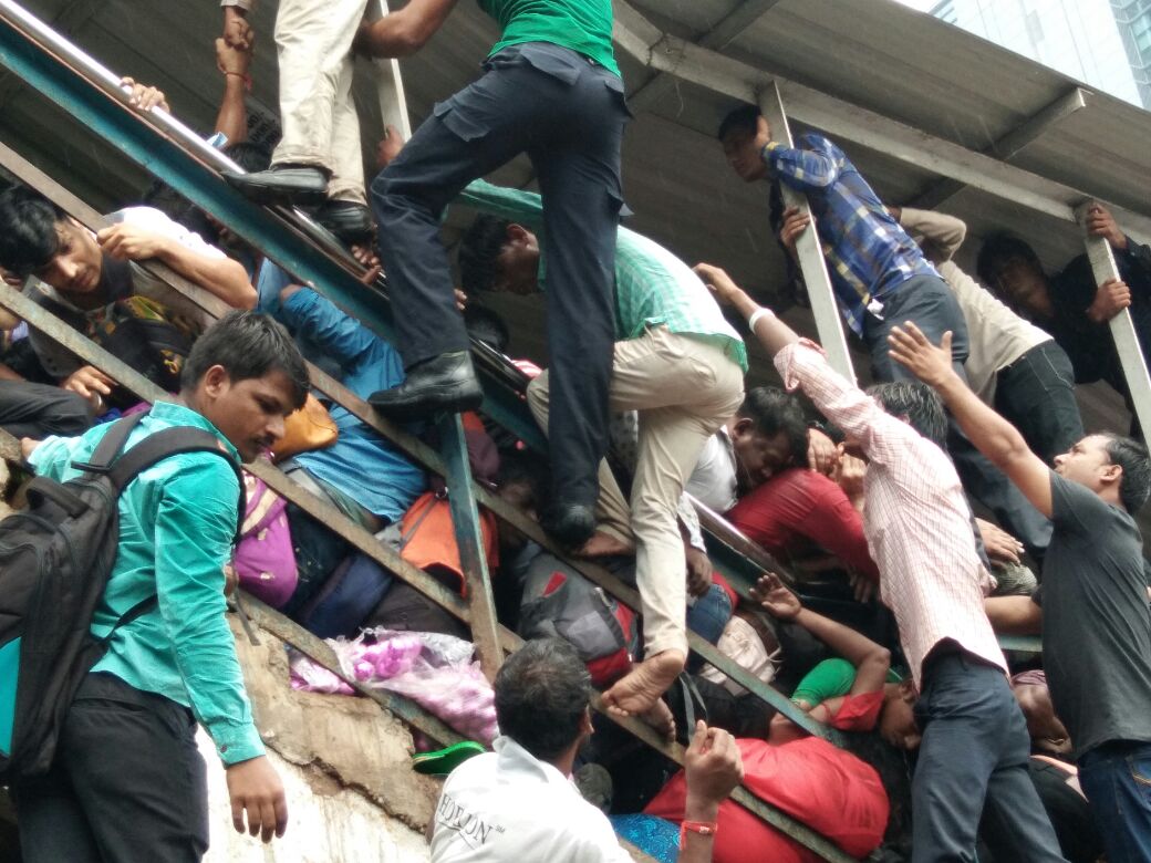 estampida bombay india 22 muertos heridos