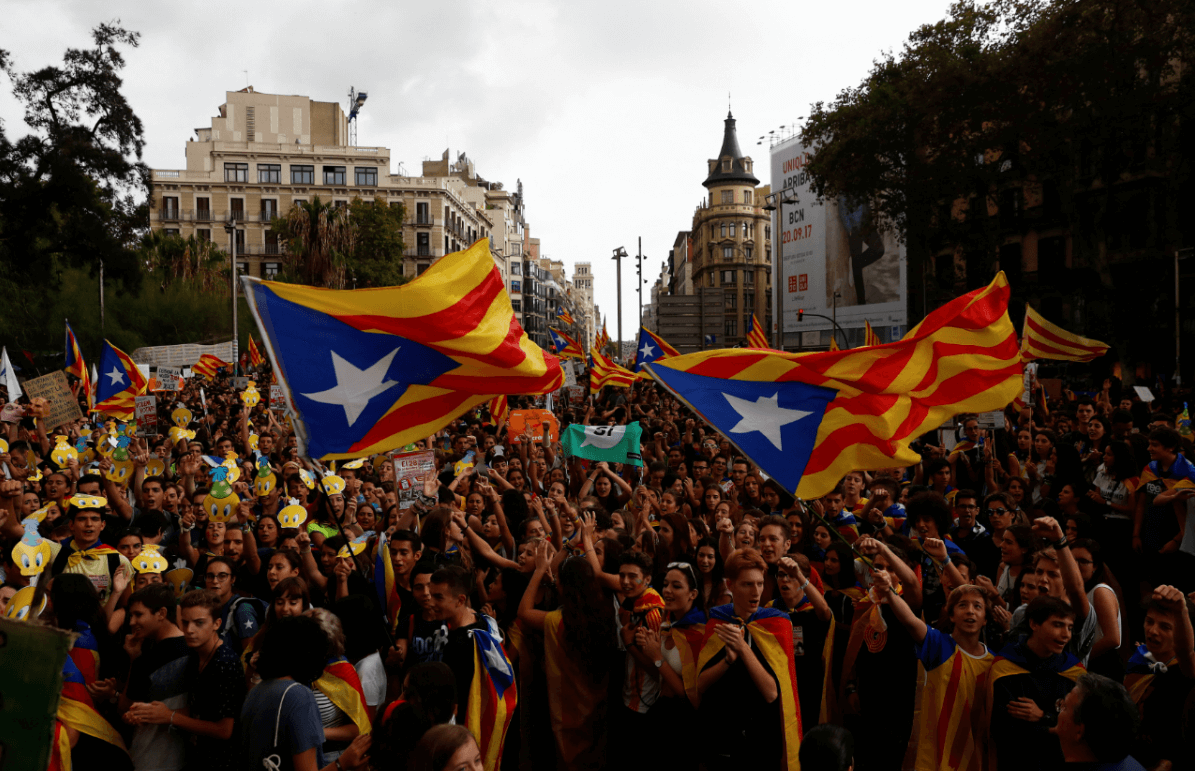 Estudiantes toman las calles de Barcelona en favor del referéndum